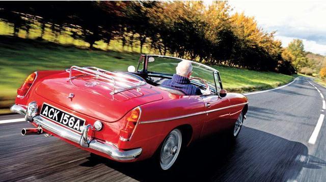 对面的年轻人看过来，你的车在这里