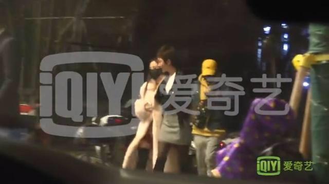 pgone圣诞节夜访李小璐闺房，贾乃亮终于坐不住，删除了这条微博