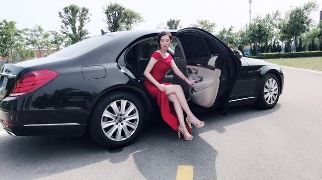 而立之年提奔驰,长腿媳妇当车模,豪车美女人生不过如此吧