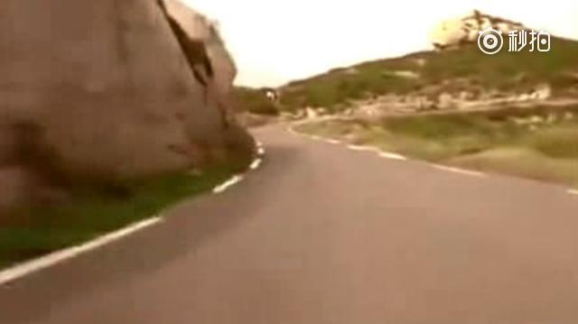 出租车误入赛车道的司机却浑然不知 ，结果居然赢得了比赛