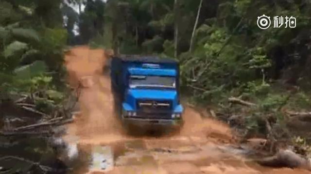 半卡车司机行驶泥巴路，两节货车摇摇晃晃，速度还开这么快！