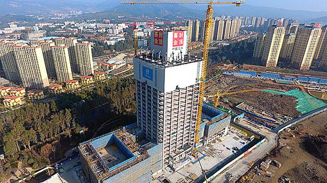 昆明三峡大厦一期项目核心筒喜封金顶