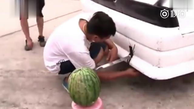 挑战高难度 看改装车漂移法切西瓜