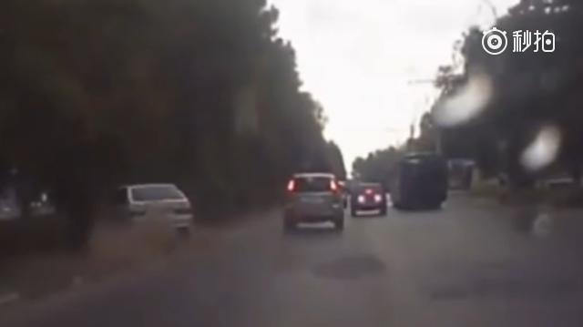 小车故意挑衅SUV，碰上暴脾气哈弗司机，撞到他怀疑人生