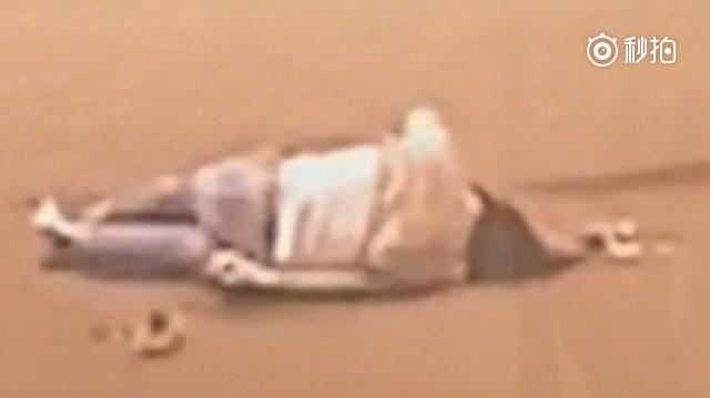 女子作死闯红灯，她连挣扎的机会都没有了，交通安全太重要！