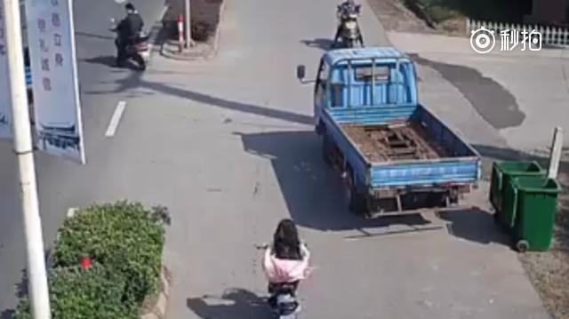 没有跟任何车碰撞，电动车女生突然摔倒，监控还原事件真相！