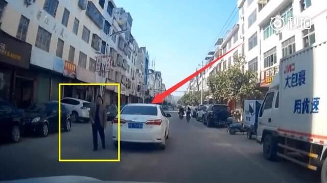 疯狂鸣笛警告，还是没能阻止前车丰田强行超车
