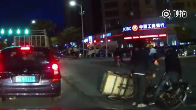 大爷骑三轮车闯红灯被电动车撞，不认错还责怪他人，谁料碰上硬茬