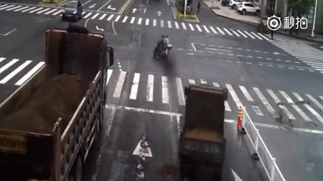 车祸:电动车闯红灯，直接撞上了右转弯的工程车