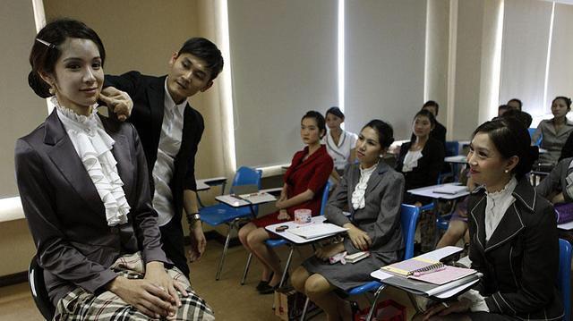 最让人意想不到的航班: 空姐全是人妖