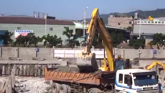 挖土机和卡车司机技术都牛逼，3分钟配合完成装车和进出场！