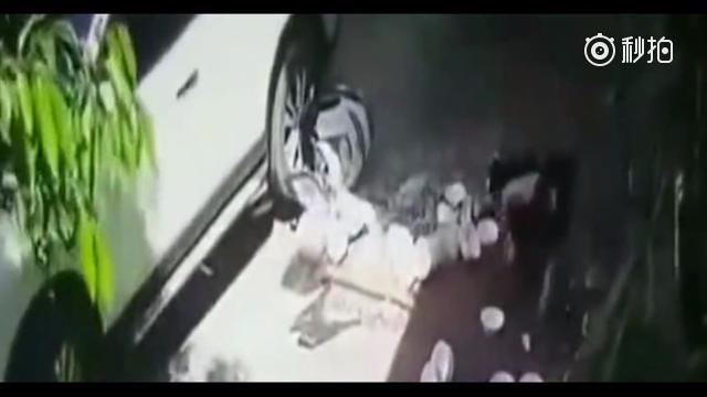 女司机倒车真吓人，电动车男子被连续压2次，太狠了