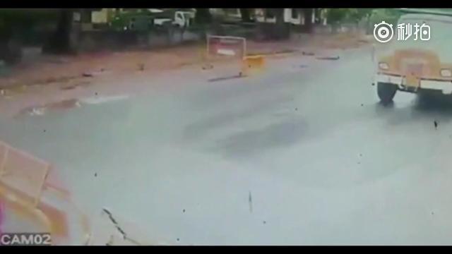 父亲骑摩托车带着儿子，被卷入卡车轮下，儿子当场吓懵了！