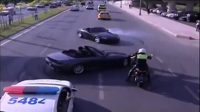 跑车漂移挑衅交警，接下来一幕让交警气吐血！