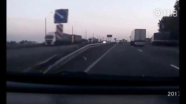汽车突然失去控制乱冲，正好撞到SUV的“屁股”!