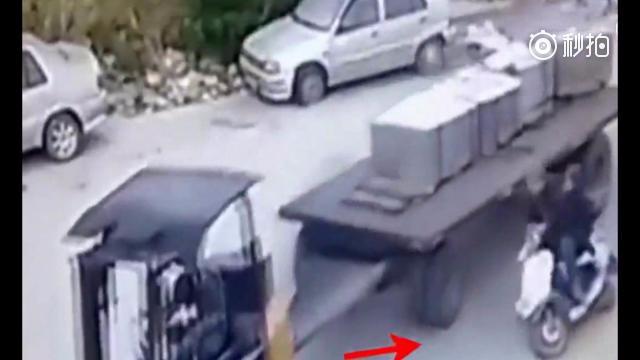 爷爷骑电动车带着孙子回家，突然发生的这一幕，一家人心都碎了