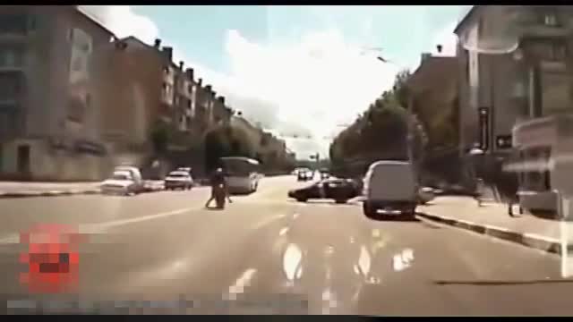 电动车和大货车抢道导致车毁人亡！