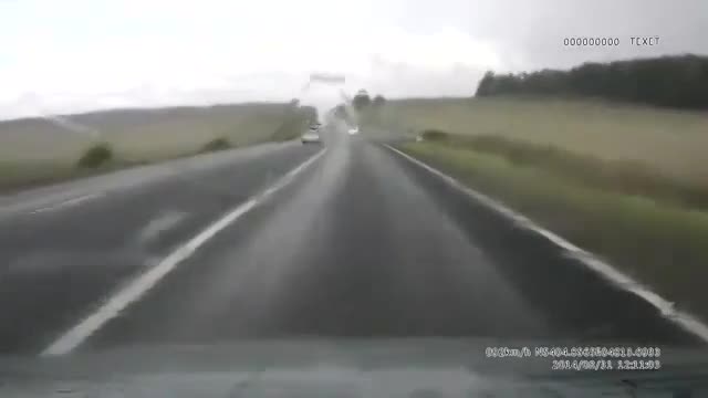 直接往上撞，撞完就跑，这驾驶员也太疯狂了！