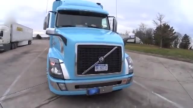 沃尔沃卡车驾驶室后面还有个大房间, 开车的是女司机？