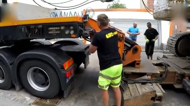 80万的大型奔驰卡车,不是老司机都不敢开,驾驶室犹如飞机驾驶舱