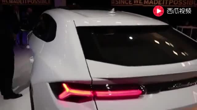 打开兰博基尼SUV的无框车门，坐进内饰后放弃了宾利添越