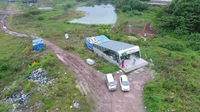 一个荒郊野地里的地铁站,重庆曹家湾轻轨站