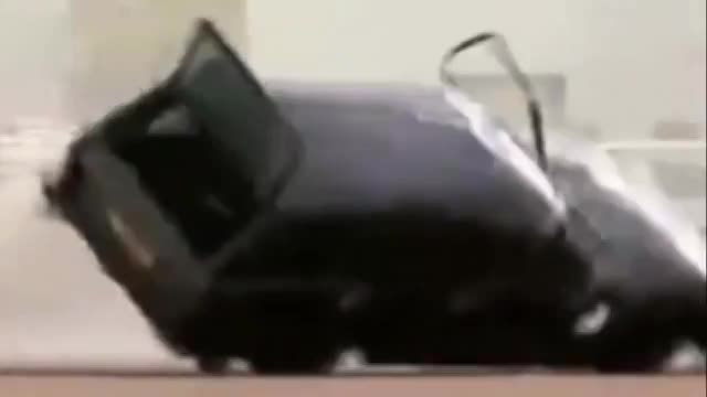 看看这台路虎揽胜SUV翻滚的过程, 你觉得这车质量咋样