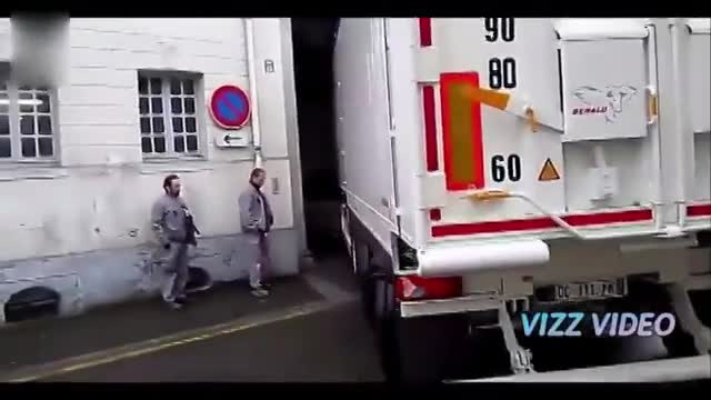 司机技术有多高,不看蓝翔, 看这些卡车司机们!