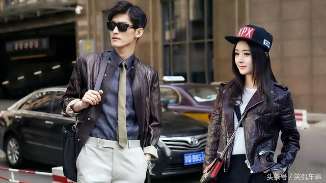 这辆法拉利有着连号的车牌,车主不仅人帅,还有美女陪