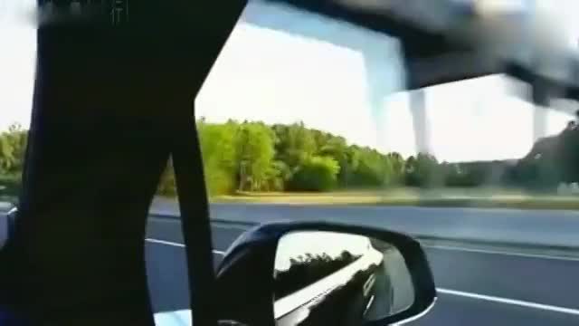 女司机路上睡着,冲过栏杆去撞对面的suv,百年难得一见!