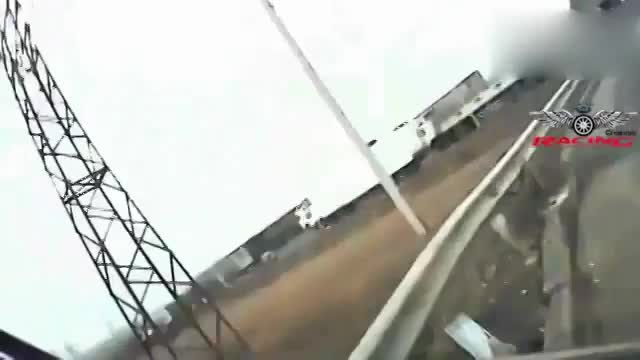 大货车急转向,造成失控追尾大卡车,司机被甩出来