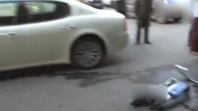 赔不起! 出租车撞玛莎拉蒂负全责, 急哭的姐