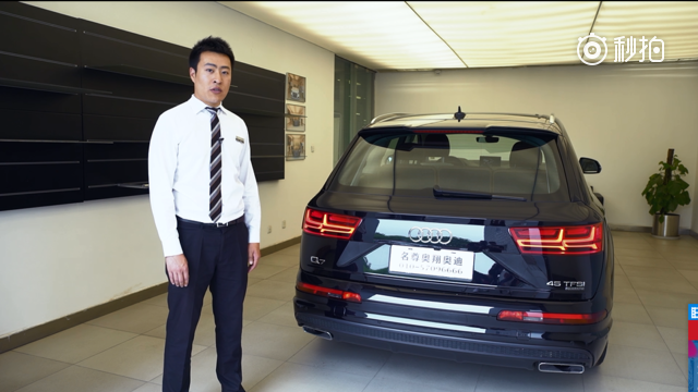 空气悬架的温馨功能  看奥迪Q7绅士般俯下身躯帮女士载物