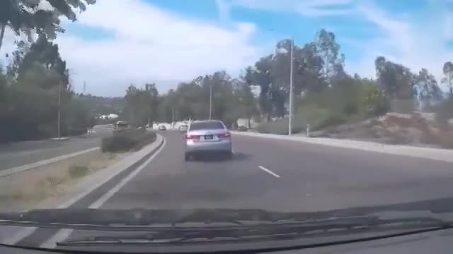 这才是最“疯狂”女司机, 画面不敢想象的可怕, 没有监控不敢相信