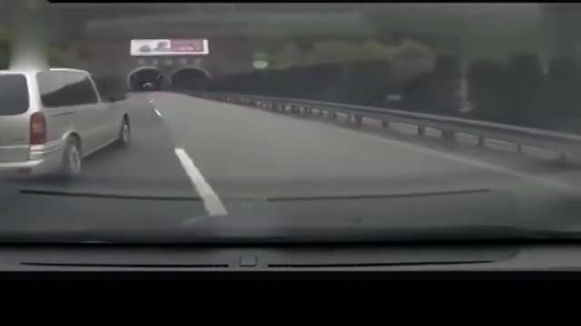 轿车正常行驶,遭遇SUV恶意戏弄,老司机帮忙看看撞了算全责吗