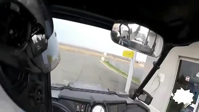 小轿车司机跟suv擦车而过, 没想直接撞向路边电线杆了!