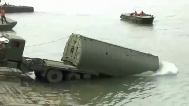 看过军用大卡车过河吗？真是太牛逼了！