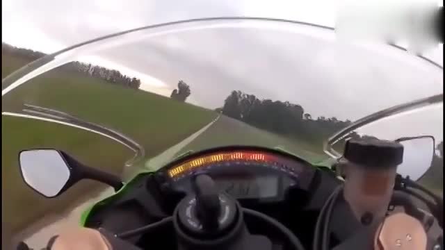 川崎摩托车在高速疯狂爆表,这速度秒杀任何超跑