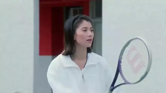 别吹关之琳美了,年轻时袁咏仪脸小到和脖子一