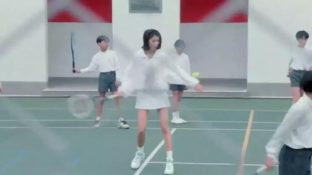 别吹关之琳美了,年轻时袁咏仪脸小到和脖子一