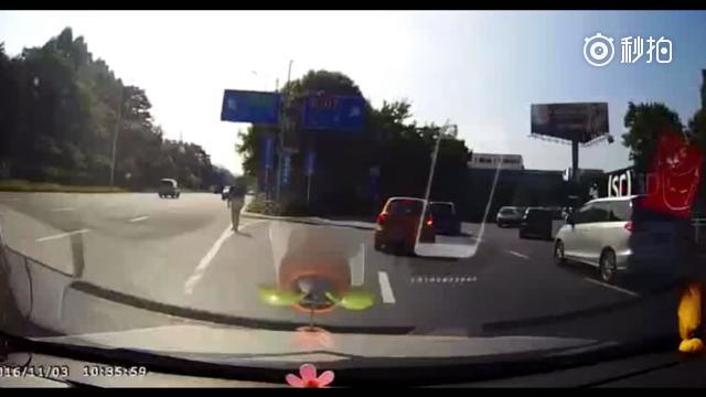 suv违规变道，撞上电动车发生惨烈事故