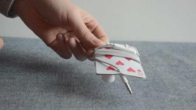 玩旧的扑克牌别扔了,简单剪几刀,改造成耳机收