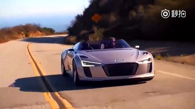 1000万的奥迪跑车，你知道油箱盖怎么打开吗？