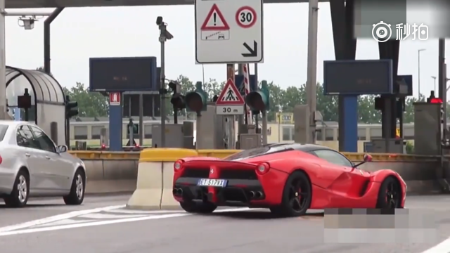 价值4000万法拉利跑车经过高速收费站，十秒钟后全是尴尬！