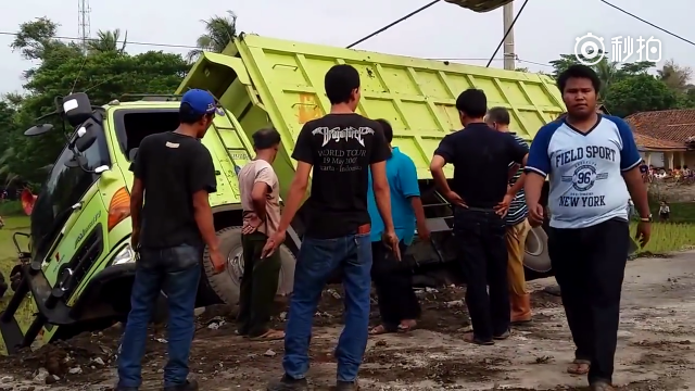 看挖掘机司机如何神速救援卡车，这个活干的漂亮，技术高超！