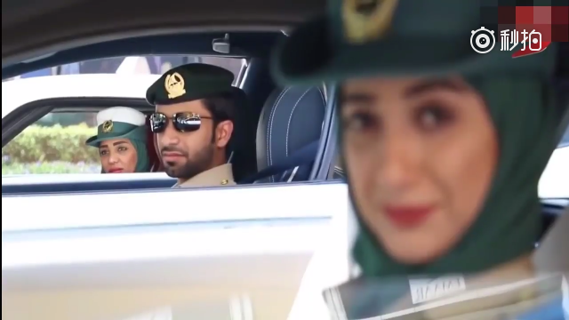 迪拜的女交警有多么霸气，这辆奔驰跑车告诉你！