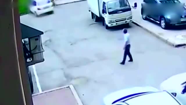 奥迪路口偶遇电动车妹子,记录仪拍下尴尬的10秒!