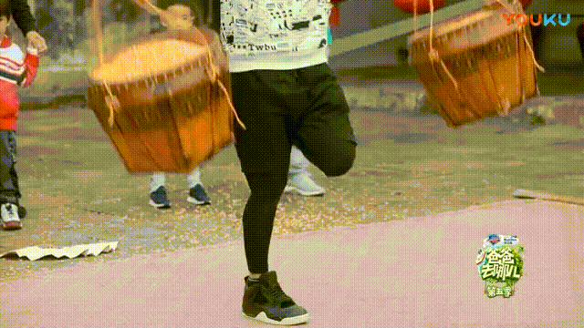 neinei以为撒出玉米多才算获胜,于是在称重时直接将玉米撒到外面!