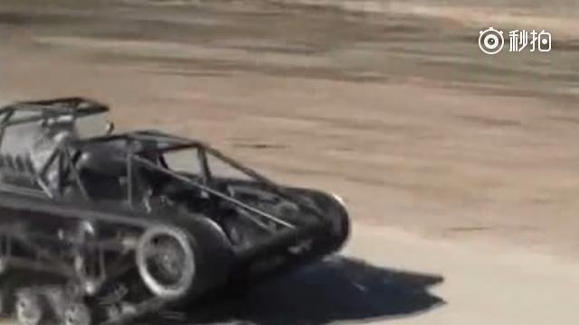 疯狂的轻型小坦克车，就这么轻松地翻山越岭