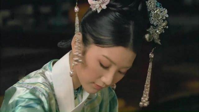 《甄嬛传》瑛贵人被皇上赐白绫，细思极恐的伏笔，是早已安排...
